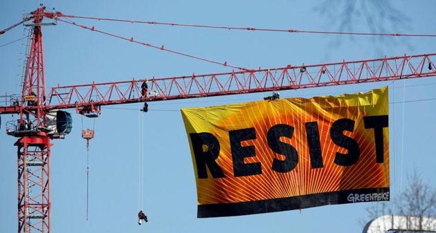 Greenpeace activists hold an anti-Trump protest as they display a banner reading ‘Resist’ from a construction crane near the White House in Washington, U.S., January 25, 2017.(Reuters Photo)