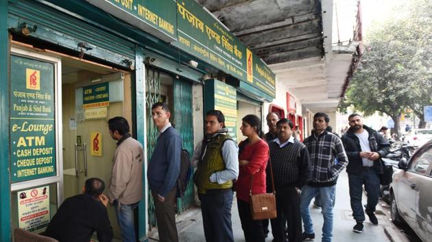 People queue up outside Punjab and Sind Bank ATM to withdraw cash near Connaught Place in New Delhi.(Virendra Singh Gosain/HT Photo) People queue up outside Punjab and Sind Bank ATM to withdraw cash near Connaught Place in New Delhi.(Virendra Singh Gosain/HT Photo)