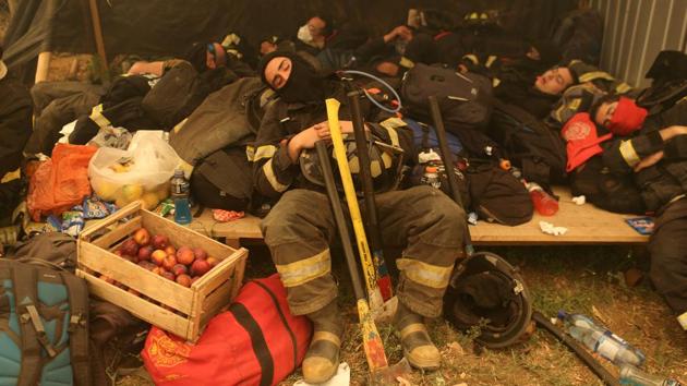 Firefighters take a break while trying to extinguish wildfires that are ravaging wide swaths of the country's central-south regions, in Santa Olga, Chile. (Pablo Sanhueza/REUTERS) Firefighters take a break while trying to extinguish wildfires that are ravaging wide swaths of the country's central-south regions, in Santa Olga, Chile. (Pablo Sanhueza/REUTERS)