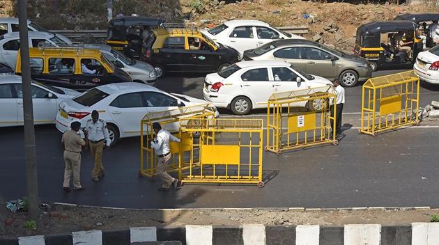 The traffic police personnel will divert the traffic to the slip roads adjacent to the flyover (Pratham Gokhale/HT PHOTO) 