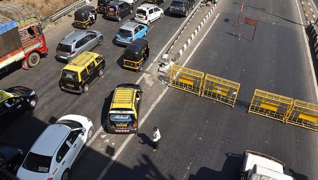 A traffic policeman diverts traffic on the flyover. (Pratham Gokhale/HT PHOTO) 