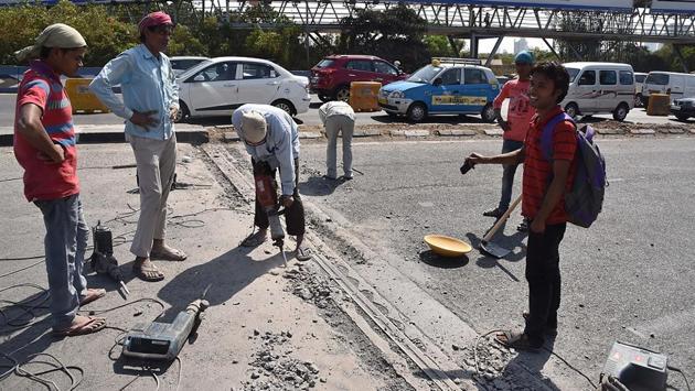 Repair work underway on the north-bound stretch of the Kalanagar flyover in Mumbai. (Pratham Gokhale/HT PHOTO) 