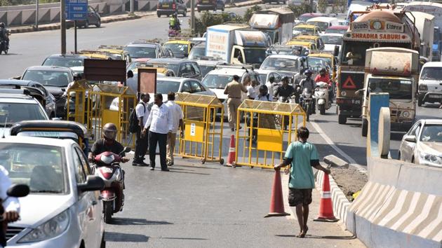 According to the police, two lanes on the south-bound stretch of the flyover will be open for vehicles going towards north Mumbai after 3pm, during which time only one lane will be used for vehicles heading south. (Pratham Gokhale/HT PHOTO) 