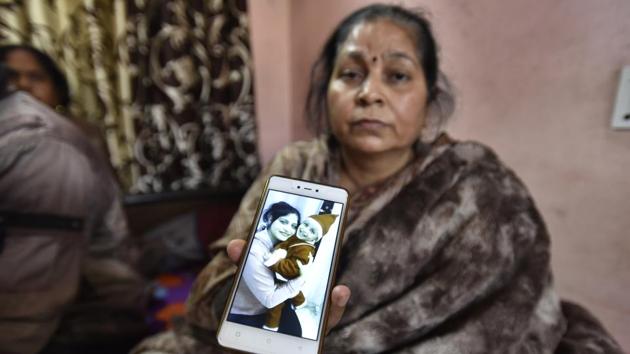 Sonu Gupta’s mother-in-law Vimlesh shows a photo of Sonu with her son Ansh. (Raj K Raj/HT PHOTO) Sonu Gupta’s mother-in-law Vimlesh shows a photo of Sonu with her son Ansh. (Raj K Raj/HT PHOTO)