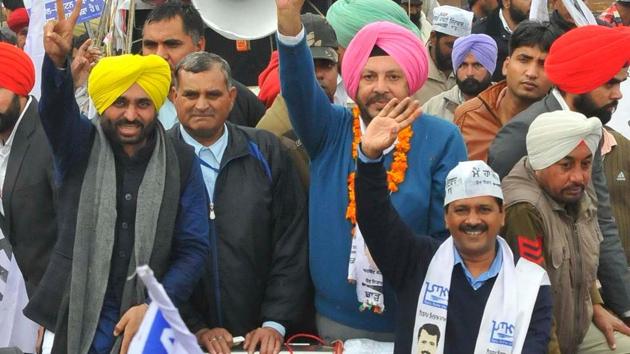 Delhi CM and AAP supremo Arvind Kejriwal with party leader Bhagwant Mann during a road show in Patiala on Friday. (HT Photo) Delhi CM and AAP supremo Arvind Kejriwal with party leader Bhagwant Mann during a road show in Patiala on Friday. (HT Photo)