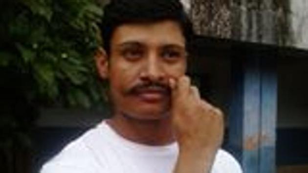 BSF employee Navratan Choudhary has alleged in a FB video that the liquor meant for BSF personnel is sold to outsiders.(Photo credit: Navratan Choudhary’s FB page) BSF employee Navratan Choudhary has alleged in a FB video that the liquor meant for BSF personnel is sold to outsiders.(Photo credit: Navratan Choudhary’s FB page)