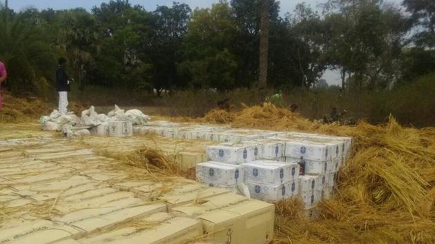 Police seize 4,000 cartons of Liquor from Jharkhand’s Koderma district (HT Photo) Police seize 4,000 cartons of Liquor from Jharkhand’s Koderma district (HT Photo)