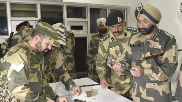 DIG BSF JS Oberoi with other senior officials in Amritsar on Saturday.(Gurpreet Singh/HT Photo) DIG BSF JS Oberoi with other senior officials in Amritsar on Saturday.(Gurpreet Singh/HT Photo)
