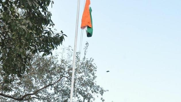 RSS Chief Mohan Bhagwat hoisting the tricolour at Gujarati Sanatan Samaj, Jamshedpur,(HT Photo)