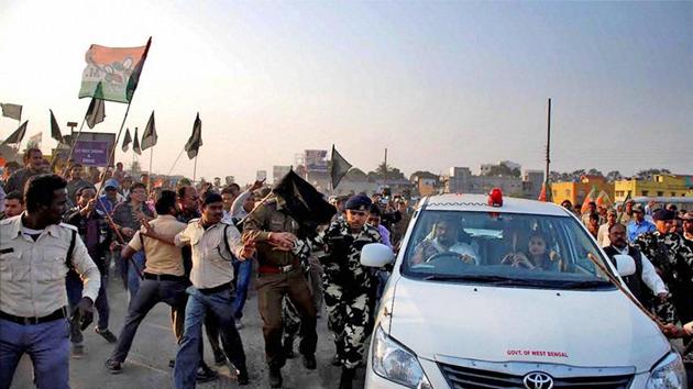 TMC activists show black flag and try to attack the car of union minister of state Babul Supriyo in Asansol in Burdwan district of West Bengal on Monday.(PTI File Photo) TMC activists show black flag and try to attack the car of union minister of state Babul Supriyo in Asansol in Burdwan district of West Bengal on Monday.(PTI File Photo)