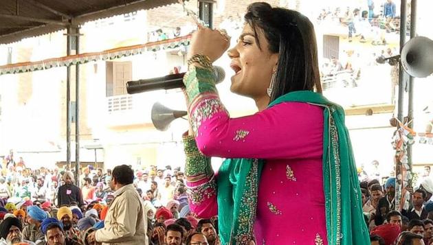 A singer keeping crowd enthralled ahead of Rahul Gandhi’s arrival at a rally in Talwandi Sabo. (HT Photo)