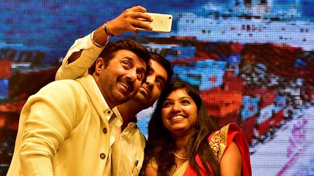 Actor Sunny Deol poses for selfies. (Arijit Sen/HT PHOTO)