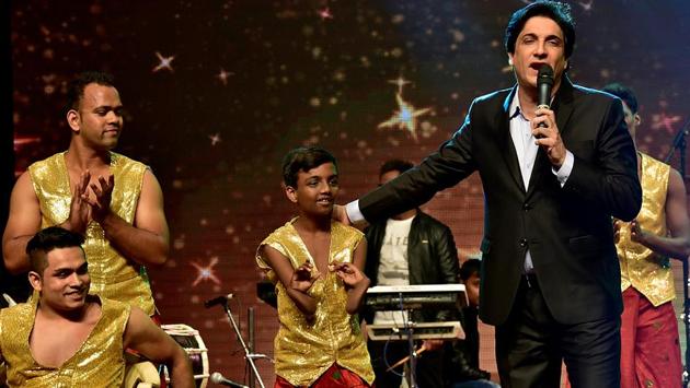 Choreographer Shiamak Davar with his troupe of differently-abled dancers. (Arijit Sen/HT PHOTO)