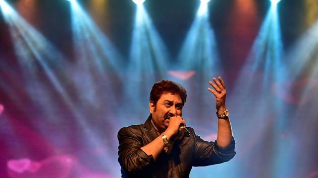 Singer Kumar Sanu performs at Shanmukhananda Hall. (Arijit Sen/HT PHOTO)