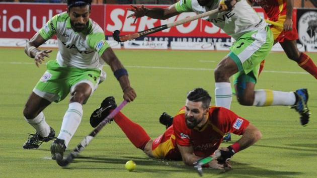 Ranchi Rays (red jersey) and Delhi Waveriders players vie for the ball during their Hockey India League match in Ranchi on Saturday. (Diwakar Prasad/ Hindustan Times) Ranchi Rays (red jersey) and Delhi Waveriders players vie for the ball during their Hockey India League match in Ranchi on Saturday. (Diwakar Prasad/ Hindustan Times)