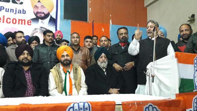 Navjot Singh Sidhu along with Avtar Singh Truckanwala (sitting second from right) in Amritsar on Friday. (HT Photo) Navjot Singh Sidhu along with Avtar Singh Truckanwala (sitting second from right) in Amritsar on Friday. (HT Photo)