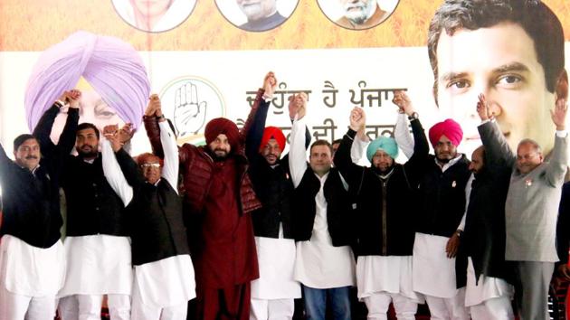 Congress leaders during a rally in Grain Market in Jalalabad on Saturday.(Sanjeev Kumar/HT Photo)