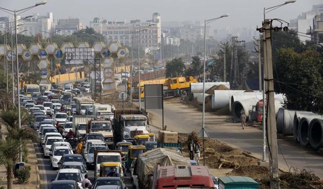 Traffic congestion due to construction work at Gymkhana Road in Gurgaon on Saturday. (Sanchit Khanna/HT PHOTO) Traffic congestion due to construction work at Gymkhana Road in Gurgaon on Saturday. (Sanchit Khanna/HT PHOTO)