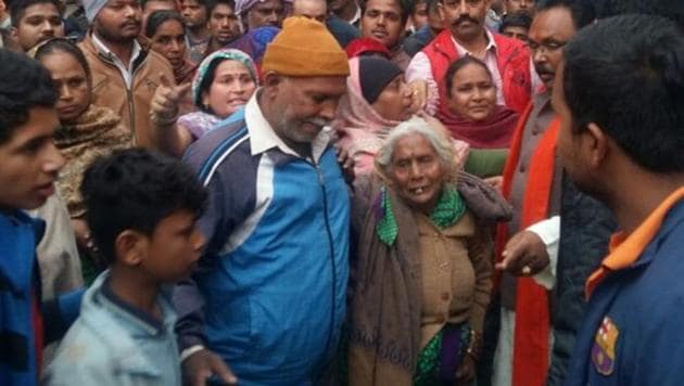 The family members of 65-year-old Singhasan Yadav who murdered, allegedly by four neighbours, have ruled out any communal angle to the incident. Members of a Hindu outfit had come to the area on the day of the murder and tried to give it a communal colour, ahead of UP assembly elections which are scheduled in Ghaziabad for February 11.(HT File)