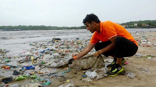 Afroz Shah cleaning the Versova beach.(HT FILE)