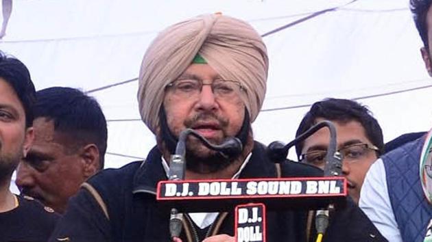 Punjab Congress president Captain Amarinder Singh addressing a rally in Lambi constituency on Sunday.(HT Photo)