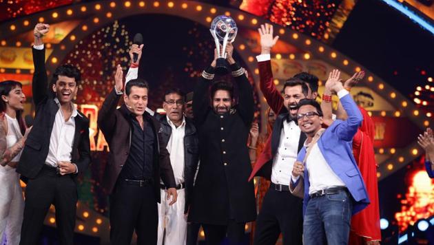 Manveer Gurjar celebrating his win with host Salman Khan, other contestants and his family.(Colors)