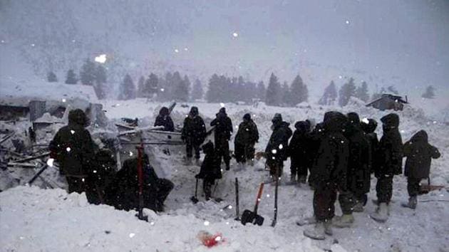 Army soldiers carry out rescue operations in Gurez sector where a severe avalanche took place on Wednesday.(PTI)