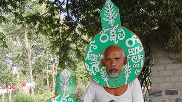 Daripalli Ramaiah have been starting his day on a bicycle carrying saplings and seeds from his humble home in Reddipalle village in eastern Telangana. (HT Photo) Daripalli Ramaiah have been starting his day on a bicycle carrying saplings and seeds from his humble home in Reddipalle village in eastern Telangana. (HT Photo)