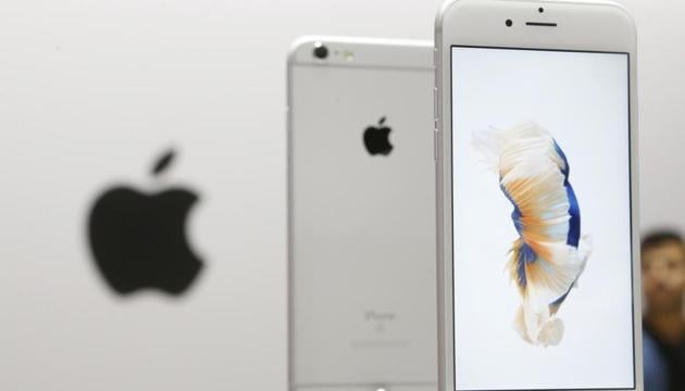 As US President Donald Trump pushes hard for goods to be “made in America,” how realistic is it to expect Apple to stop manufacturing its iconic devices in China? (REUTERS File Photo) As US President Donald Trump pushes hard for goods to be “made in America,” how realistic is it to expect Apple to stop manufacturing its iconic devices in China? (REUTERS File Photo)