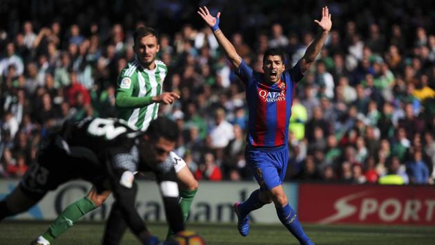 FC Barcelona's Luis Suarez scored a late equaliser to salvage a point against Real Betis during their La Liga match on Sunday.(REUTERS)