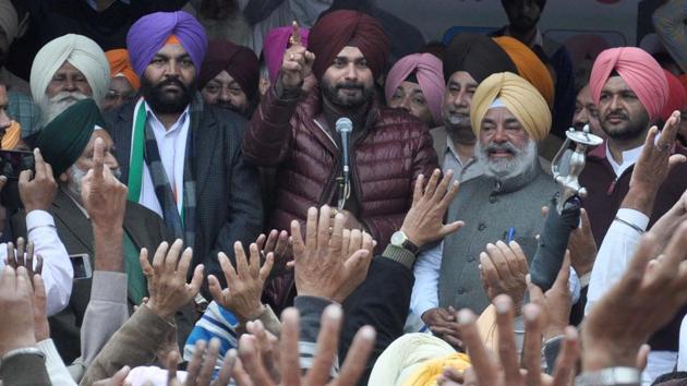 Congress candidate Navjot Singh Sidhu addressing a rally in Amritsar.(HT Photo)