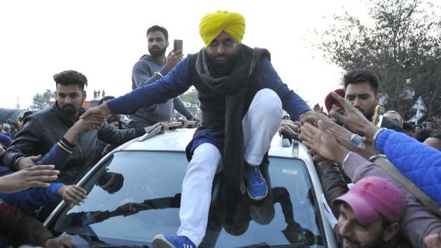 Supporters reaching out for AAP MP and star campaigner Bhagwant Mann in Patiala.(Keshav Singh/HT Photo)