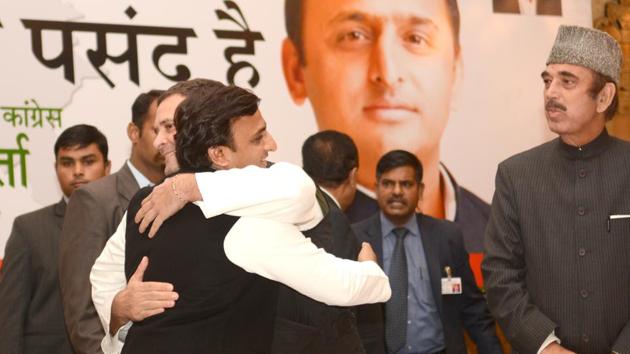 Congress vice-president Rahul Gandhi and Samajwadi Party national president Akhilesh Yadav hug each other during the joint press conference in Lucknow, India.(Ashok Dutta/Hindustan Times) Congress vice-president Rahul Gandhi and Samajwadi Party national president Akhilesh Yadav hug each other during the joint press conference in Lucknow, India.(Ashok Dutta/Hindustan Times)