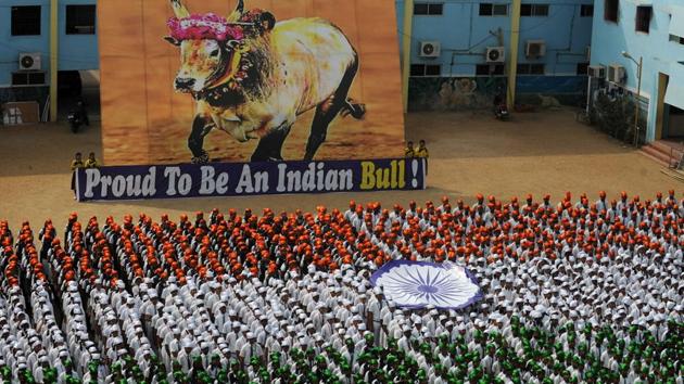 Indian school students form the national flag, alongside a poster supporting the bull-taming Jallikattu festival, during an event to mark Republic Day in Chennai on January 25, 2017. (RUN SANKAR / AFP) Indian school students form the national flag, alongside a poster supporting the bull-taming Jallikattu festival, during an event to mark Republic Day in Chennai on January 25, 2017. (RUN SANKAR / AFP)