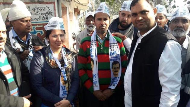 Aam Aadmi Party (AAP) Banga candidate (second from left) Harjot Kaur seems to be emerging as a tough challenger for the two opposition parties in the Banga (reserve) assembly seat.(HT Photo)