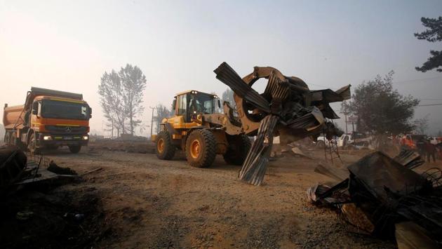 A bulldozer remove the remains of burnt houses after a wildfire at the country's central-south regions, in Santa Olga, Chile January 28, 2017. (Carlos Vera / REUTERS) A bulldozer remove the remains of burnt houses after a wildfire at the country's central-south regions, in Santa Olga, Chile January 28, 2017. (Carlos Vera / REUTERS)