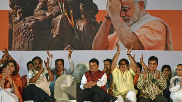 Party workers with Devendra Fadnavis during a BJP rally at Goregaon on Saturday.(Pratham Gokhale/HT PHOTO)