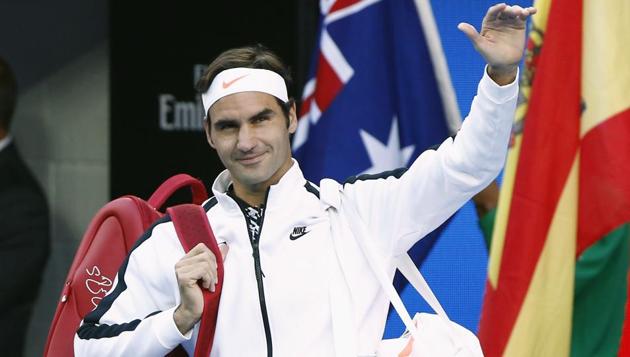 Roger Federer waves as he arrives for the men's final against Rafael Nadal. (REUTERS)
