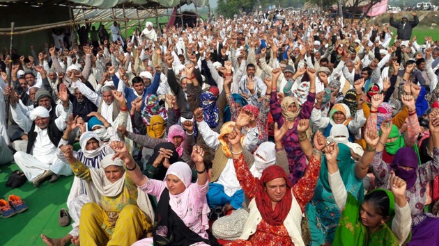 Jat protesters raising slogans during a dharna at Jassia village in Rohtak on Monday. (Manoj Dhaka/HT Photo) Jat protesters raising slogans during a dharna at Jassia village in Rohtak on Monday. (Manoj Dhaka/HT Photo)
