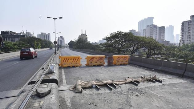 This is the second incident in the last four months when traffic was halted on the crucial connector as the cracks developed.(HT FILE PHOTO)