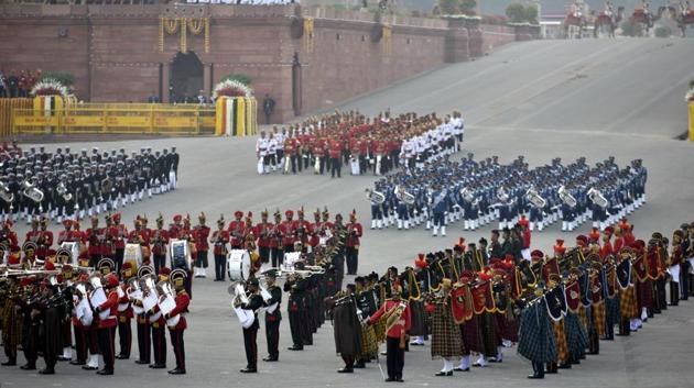 Tri-service band, who had personnels from the Air Force, Army and the Navy, performs during the ceremony at Vijay Chowk. (Arun Sharma/HT photo) Tri-service band, who had personnels from the Air Force, Army and the Navy, performs during the ceremony at Vijay Chowk. (Arun Sharma/HT photo)