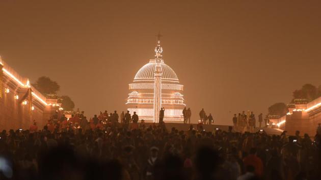 Fanfare: Crowd gathers around the illuminated Raisina Hill at Vijay Chowk in New Delhi. (Arun Sharma/HT photo) Fanfare: Crowd gathers around the illuminated Raisina Hill at Vijay Chowk in New Delhi. (Arun Sharma/HT photo)