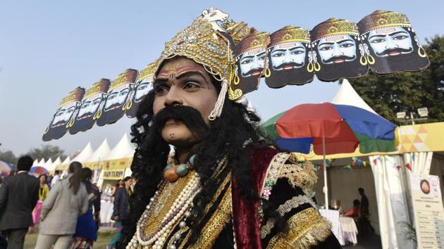 ‘Behrupiya’ artist from Rajasthan dressed as demon King ‘Ravana’ entertains the crowd at the fest. (Raj K Raj/HT PHOTO)
