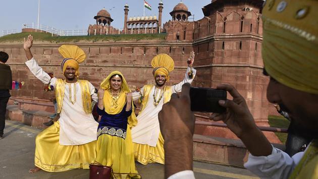 Folk dancers from Punjab get their picture clicked in front of Red Fort. (Raj K Raj/HT PHOTO)