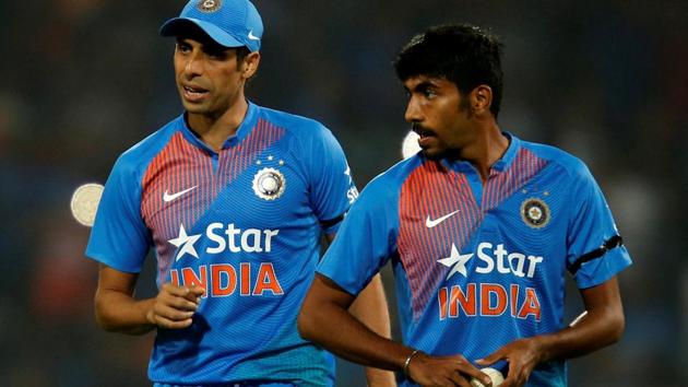 Jasprit Bumrah and Ashish Nehra during the final over of the second India vs England T20 international in Nagpur on Sunday. Bumrah bowled the last over as India clinched a thrilling last-ball win.(REUTERS)