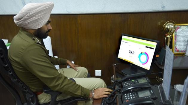 DCP MS Randhawa uses crime-mapping software at his office in New Delhi.(Arun Sharma/HT PHOTO)