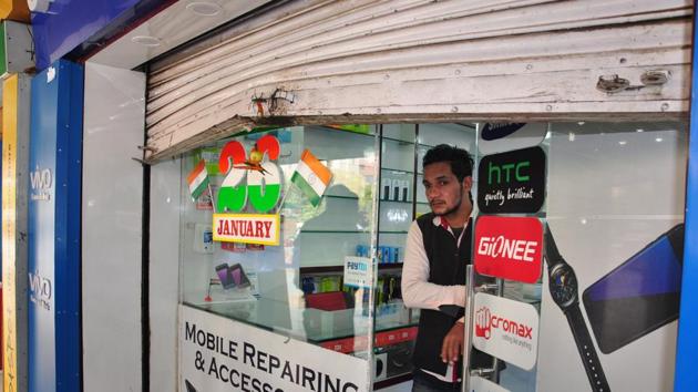 Named Majestic Mobiles, the shop is located in Aditya Mega Mall in Vaibhav Khand. (Sakib Ali/HT) Named Majestic Mobiles, the shop is located in Aditya Mega Mall in Vaibhav Khand. (Sakib Ali/HT)
