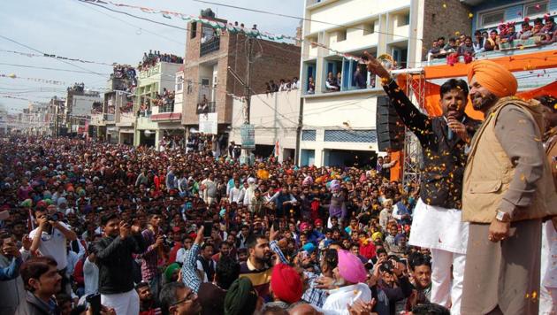 Congress leader Navjot Singh Sidhu and AIYC president and Gidderbaha candidate Amrinder Singh Raja Warring at a rally in Gidderbaha on Sunday.. (Sanjeev Kumar/HT Photo) Congress leader Navjot Singh Sidhu and AIYC president and Gidderbaha candidate Amrinder Singh Raja Warring at a rally in Gidderbaha on Sunday.. (Sanjeev Kumar/HT Photo)