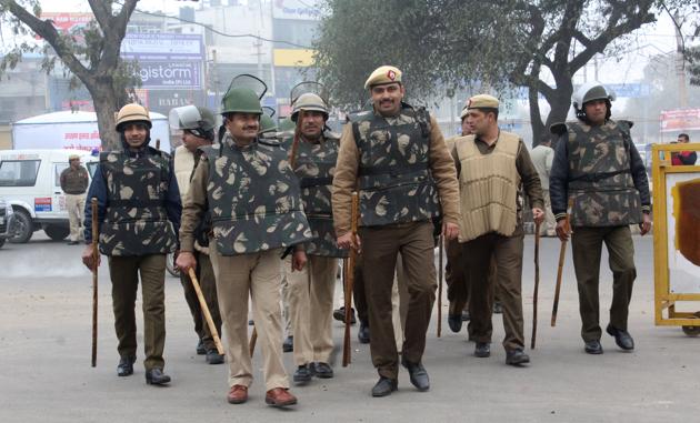 Police deployed at Atul Kataria Chowk in Gurgaon where Jats are sitting on a dharma for demanding reservation in government jobs.(Praveen Kumar/HT Photo)