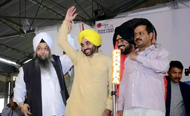 AAP MP Bhagwant Mann with national convener and Delhi CM Arvind Kejriwal and other AAP leaders at a rally at Jalalabad.(PTI File)